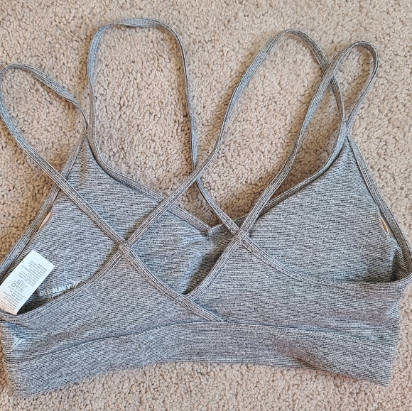 Old navy active top - Picture 3 of 4